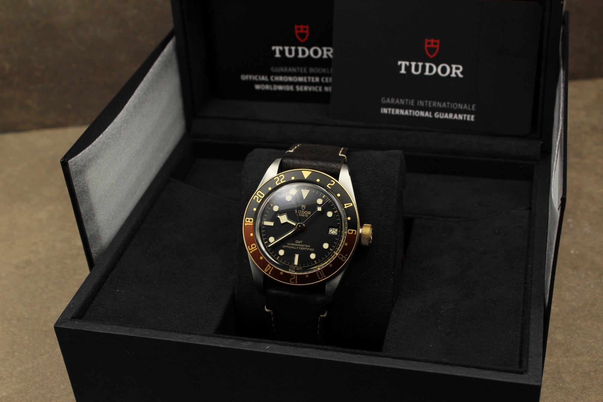 Prestige & Time Montre Tudor black bay avec sa boîte et papier de garantie