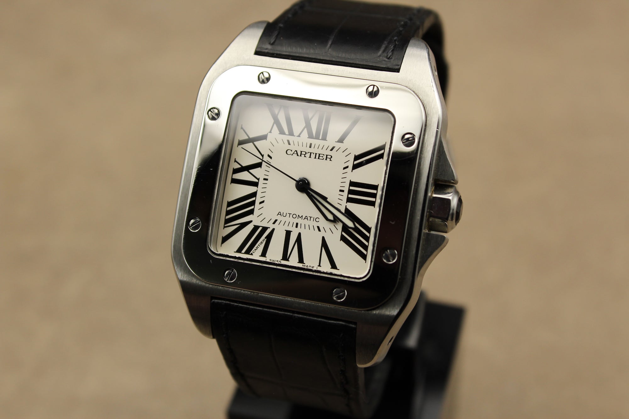 Montre Cartier Santos 100 pour homme en acier, vendue par prestigeandtime.com, présentée en occasion authentique en excellent état avec full set, modèle emblématique idéal pour collection ou investissement horloger.