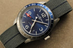 La Bell & Ross BR V2-93 Blue est une montre GMT élégante inspirée de l’aviation. Son boîtier acier 41 mm, sa lunette 24h et son cadran bleu offrent lisibilité et style. Animée par un mouvement automatique précis, elle est idéale pour les voyageurs. État neuf, vendue complète avec boîte et papiers.