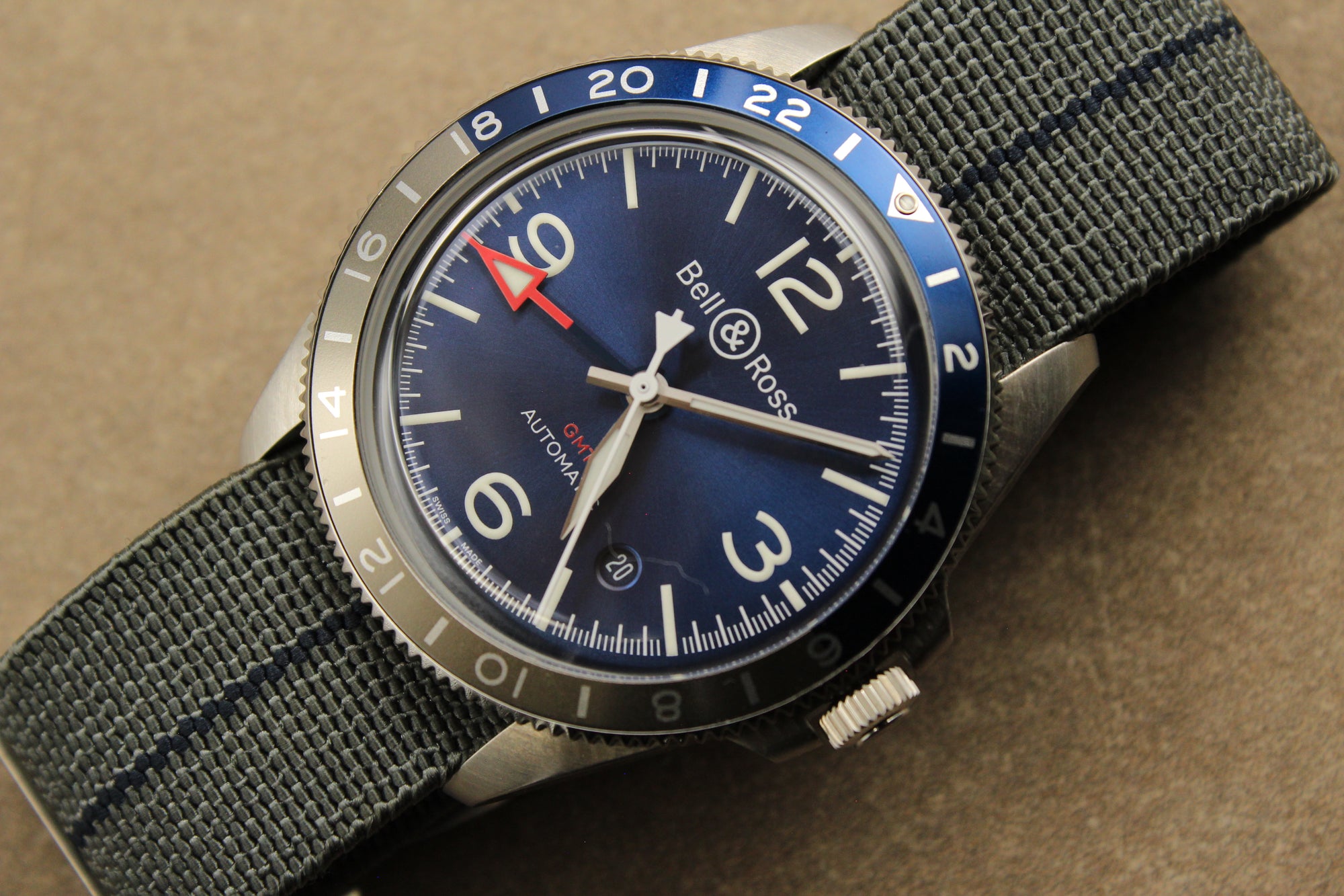 La Bell & Ross BR V2-93 Blue est une montre GMT élégante inspirée de l’aviation. Son boîtier acier 41 mm, sa lunette 24h et son cadran bleu offrent lisibilité et style. Animée par un mouvement automatique précis, elle est idéale pour les voyageurs. État neuf, vendue complète avec boîte et papiers.