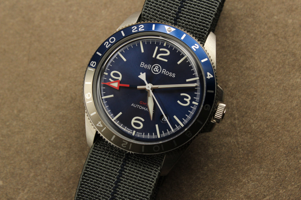 Icône moderne, la Bell & Ross BR V2-93 Blue combine élégance et fonctionnalité. Sa fonction GMT permet de suivre un second fuseau horaire. Son cadran bleu et son bracelet acier renforcent son style sportif. État neuf, full set.