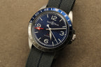 Icône moderne, la Bell & Ross BR V2-93 Blue combine élégance et fonctionnalité. Sa fonction GMT permet de suivre un second fuseau horaire. Son cadran bleu et son bracelet acier renforcent son style sportif. État neuf, full set.