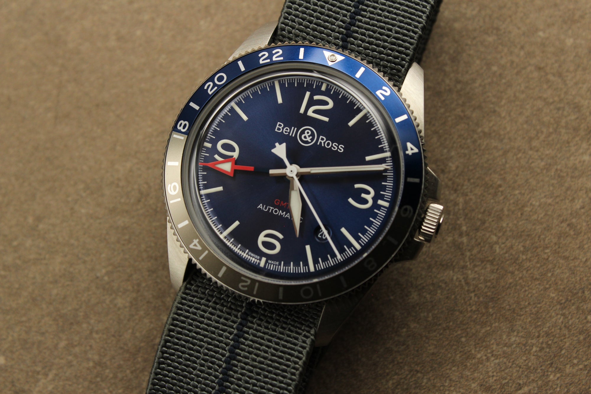 Icône moderne, la Bell & Ross BR V2-93 Blue combine élégance et fonctionnalité. Sa fonction GMT permet de suivre un second fuseau horaire. Son cadran bleu et son bracelet acier renforcent son style sportif. État neuf, full set.