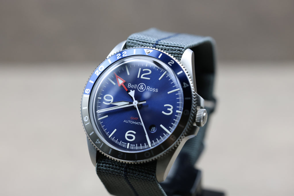 Montre GMT emblématique, la Bell & Ross BR V2-93 Blue offre précision et lisibilité. Son cadran bleu et sa lunette technique séduisent les passionnés. État neuf, full set.