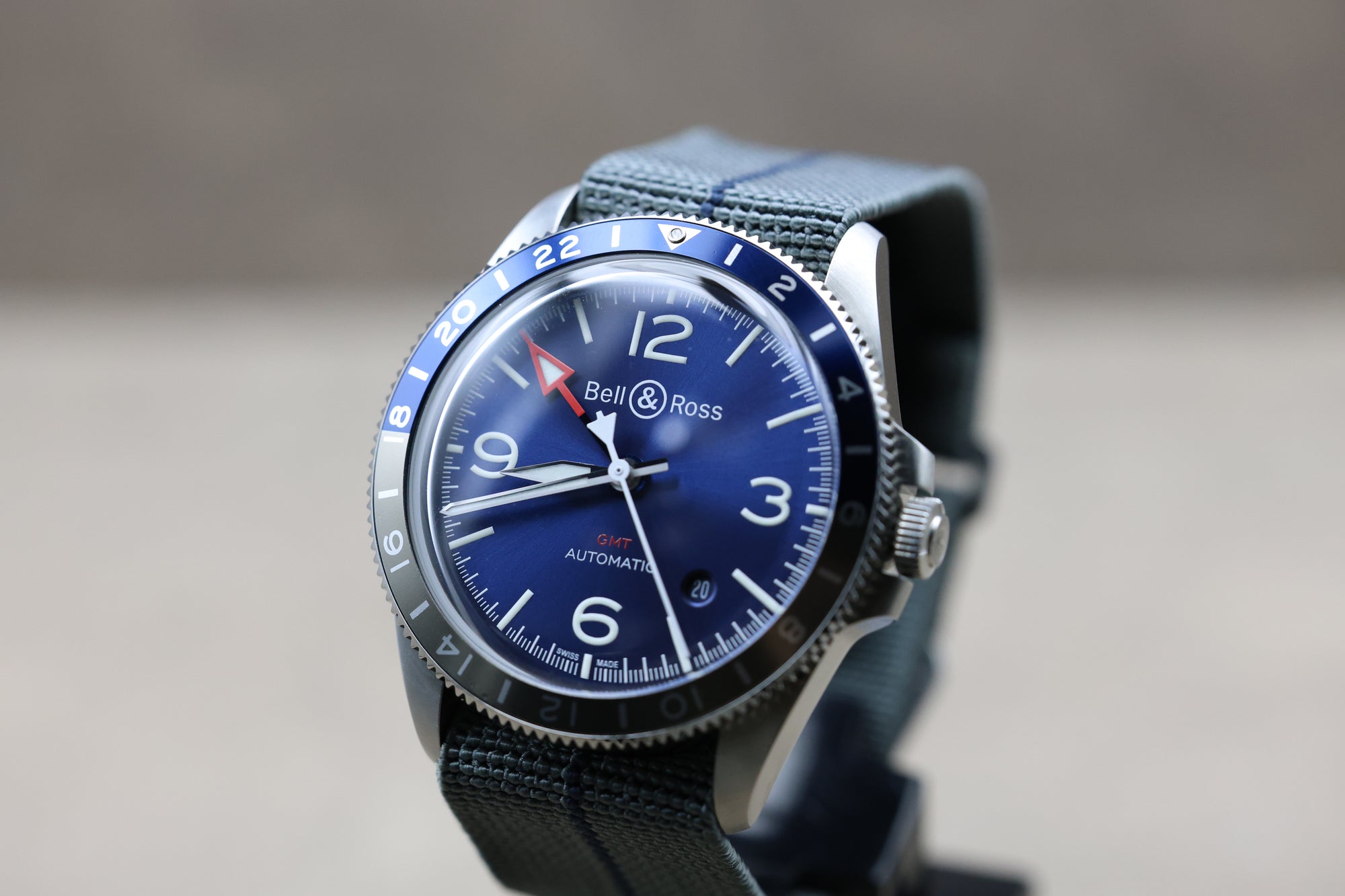 Montre GMT emblématique, la Bell & Ross BR V2-93 Blue offre précision et lisibilité. Son cadran bleu et sa lunette technique séduisent les passionnés. État neuf, full set.