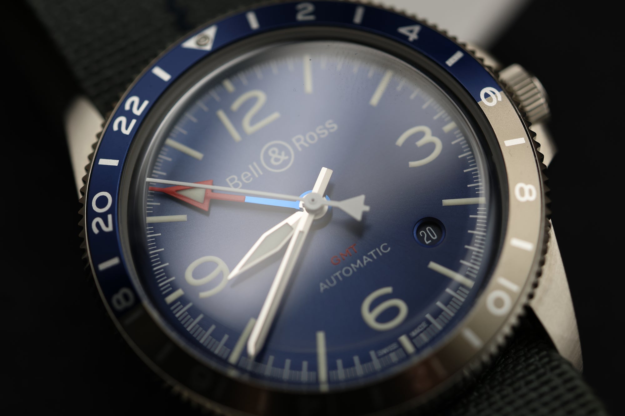 The Bell & Ross BR V2-93 Blue blends elegance and functionality. Its GMT feature allows tracking a second time zone. The blue dial and steel bracelet enhance its sporty look. Brand new, full set.
