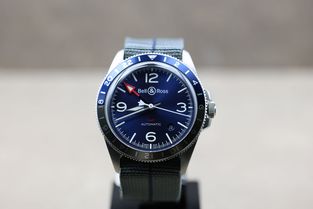 La Bell & Ross BR V2-93 Blue revisite les montres d’aviation classiques avec une touche contemporaine. Mouvement automatique fiable, lunette 24h et cadran lisible. Boîtier acier 41 mm, état neuf. Vendue avec boîte et papiers.