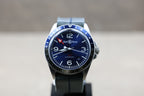 La Bell & Ross BR V2-93 Blue revisite les montres d’aviation classiques avec une touche contemporaine. Mouvement automatique fiable, lunette 24h et cadran lisible. Boîtier acier 41 mm, état neuf. Vendue avec boîte et papiers.
