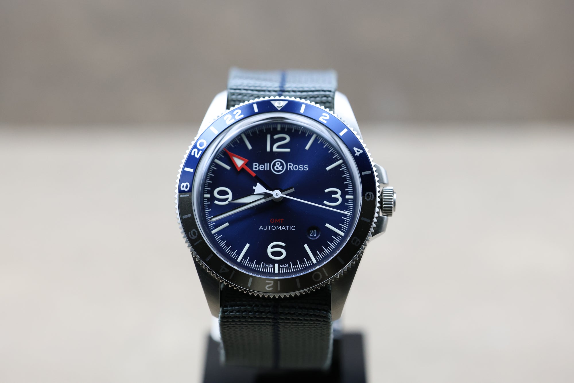 La Bell & Ross BR V2-93 Blue revisite les montres d’aviation classiques avec une touche contemporaine. Mouvement automatique fiable, lunette 24h et cadran lisible. Boîtier acier 41 mm, état neuf. Vendue avec boîte et papiers.