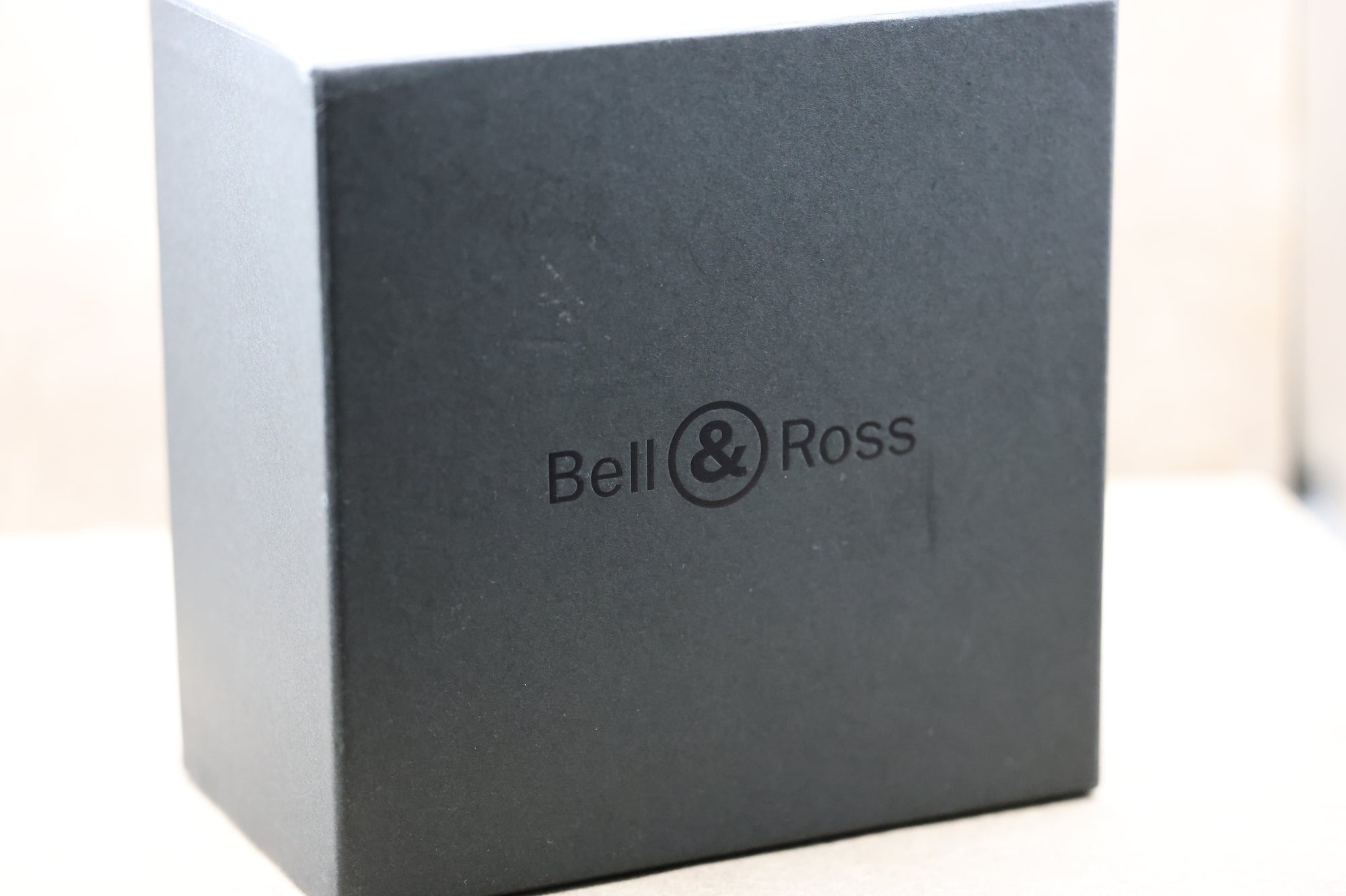 Montre élégante et sportive, la Bell & Ross BR V2-93 Blue offre une fonction GMT pratique. État neuf, aucun défaut, full set.