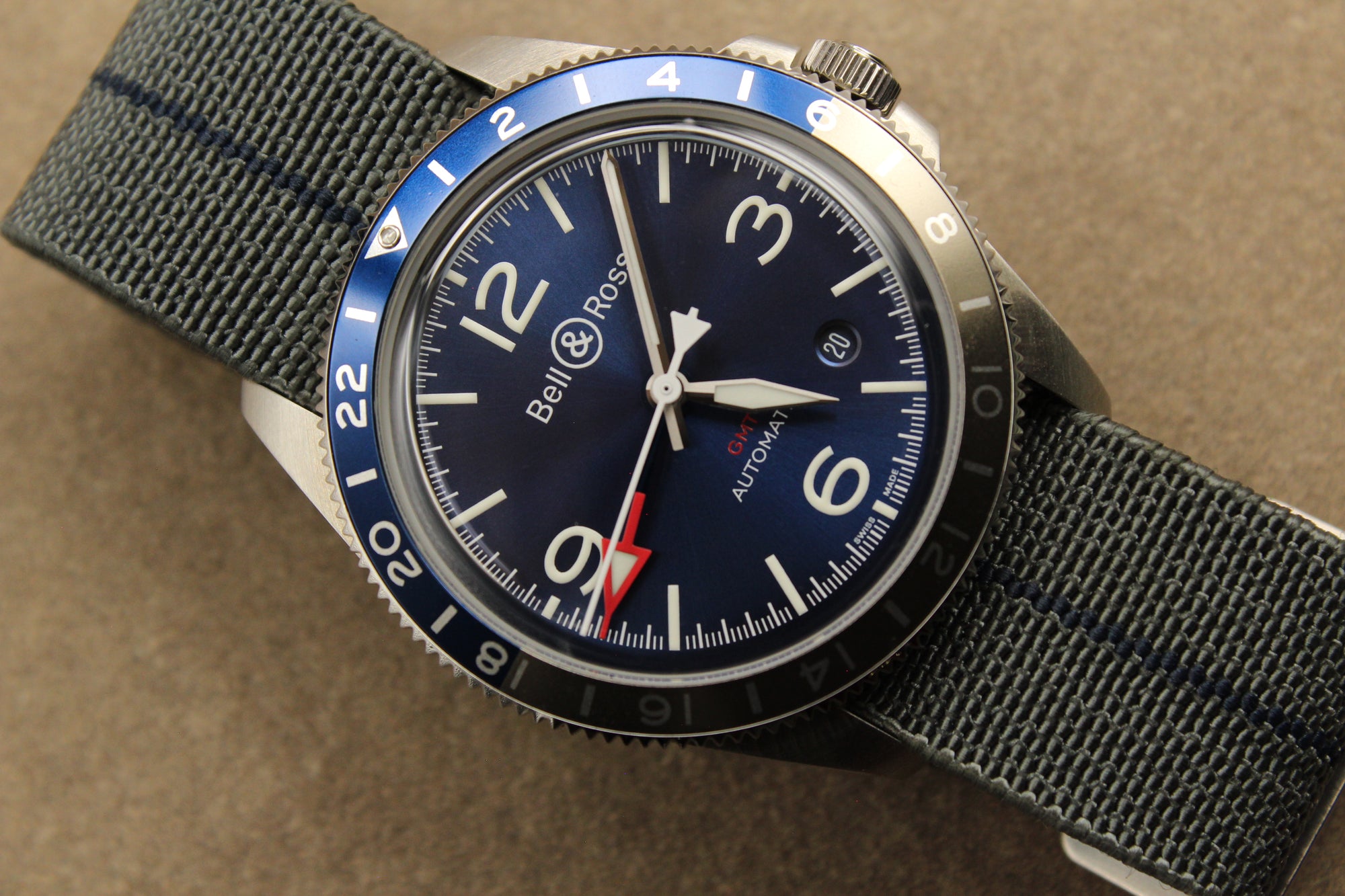 La Bell & Ross BR V2-93 Blue incarne l’ADN aéronautique de Bell & Ross avec un design inspiré des instruments de bord. Dotée d’un mouvement automatique fiable, elle propose une fonction GMT avec lunette 24h bidirectionnelle. Son cadran bleu profond et son boîtier acier 41 mm allient élégance et performance. État neuf, full set avec boîte et papiers.