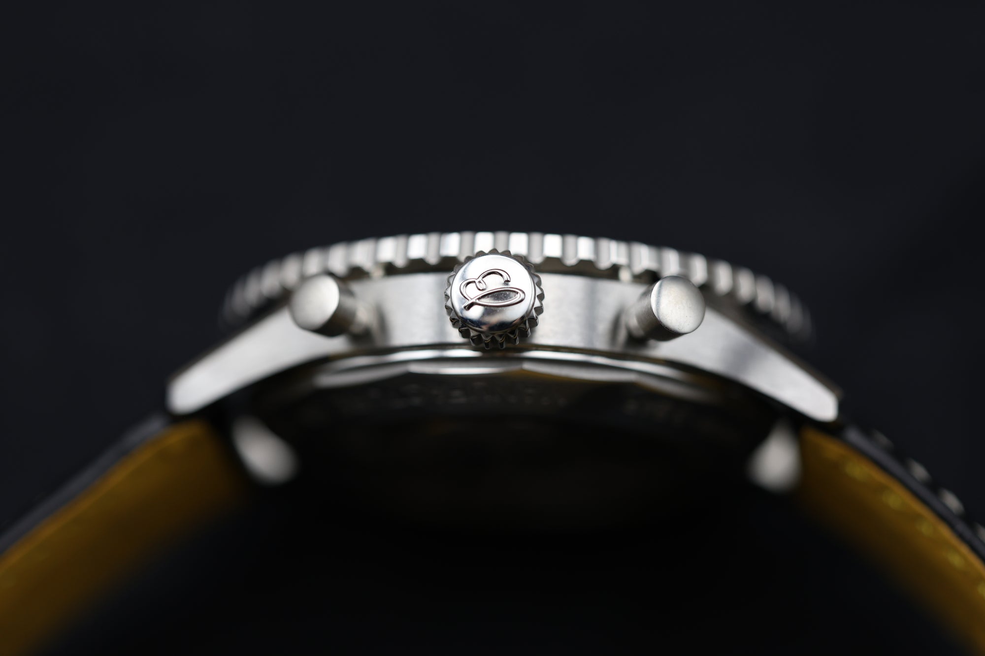 La Breitling Navitimer AB0138 est une montre de pilote légendaire. Son mouvement automatique B01 garantit performance et fiabilité. Son design emblématique la rend immédiatement reconnaissable. Boîtier acier, état exceptionnel. Vendue avec boîte, papiers et garantie constructeur.