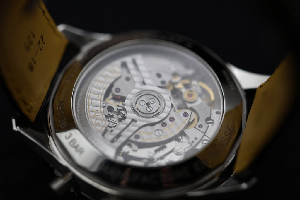 Référence mythique, la Breitling Navitimer AB0138 offre précision et élégance. Son mouvement manufacture assure fiabilité. Son cadran technique et sa lunette emblématique séduisent les amateurs. État proche du neuf, vendue full set.