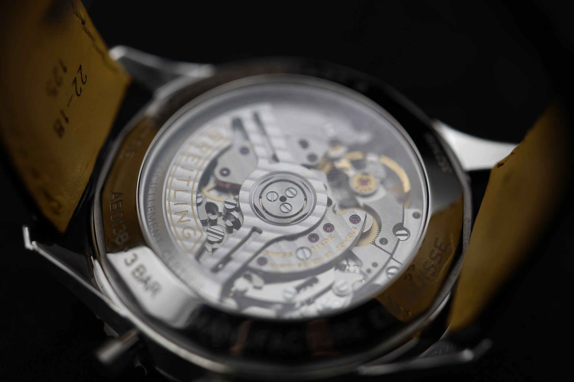 Référence mythique, la Breitling Navitimer AB0138 offre précision et élégance. Son mouvement manufacture assure fiabilité. Son cadran technique et sa lunette emblématique séduisent les amateurs. État proche du neuf, vendue full set.