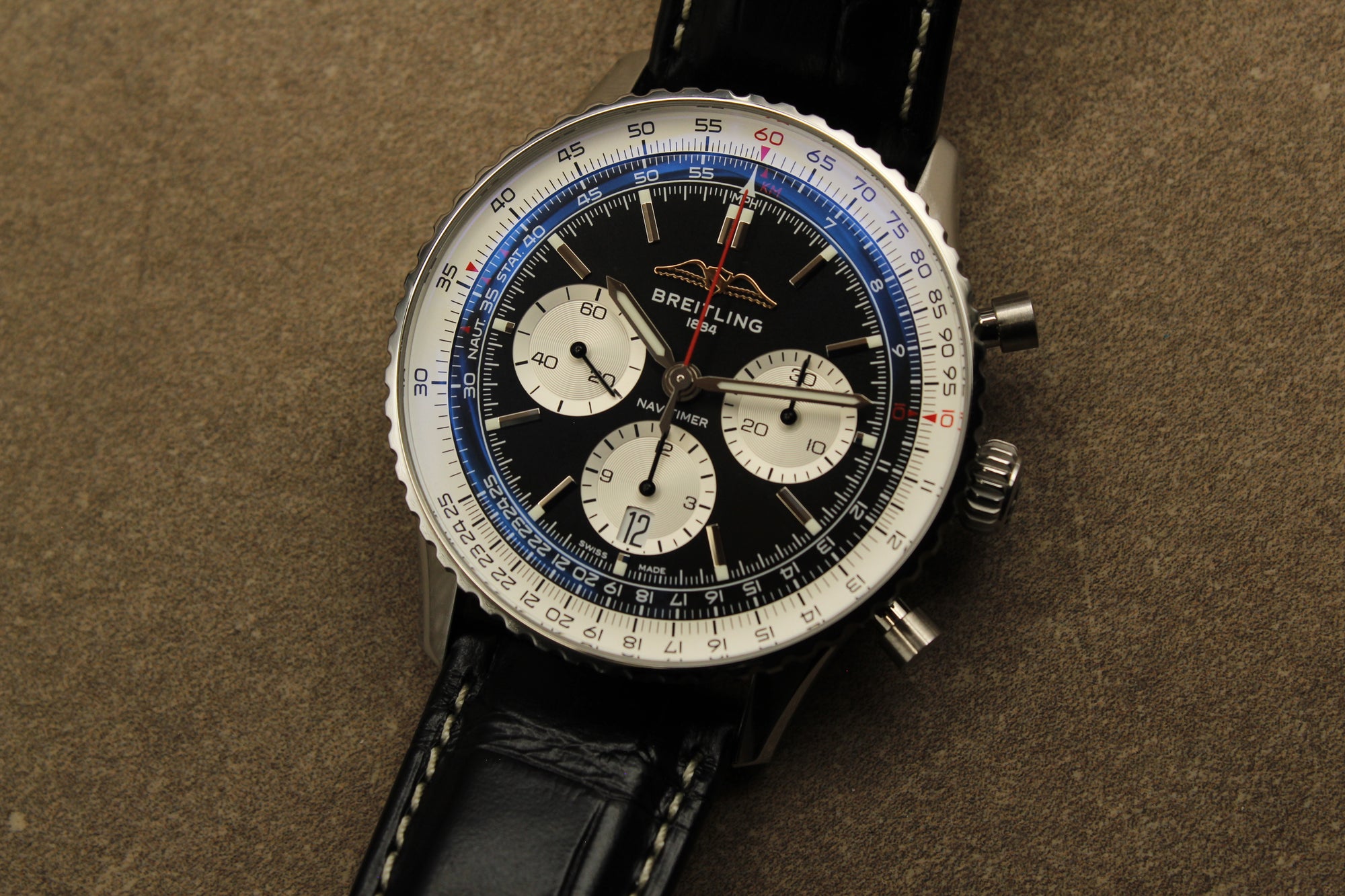 Icône incontournable, la Breitling Navitimer AB0138 associe tradition et innovation. Son mouvement B01 offre une précision remarquable. Son cadran complexe et sa lunette technique séduisent les passionnés. En acier inoxydable, elle allie élégance et sportivité. État proche du neuf, full set avec garantie Breitling.