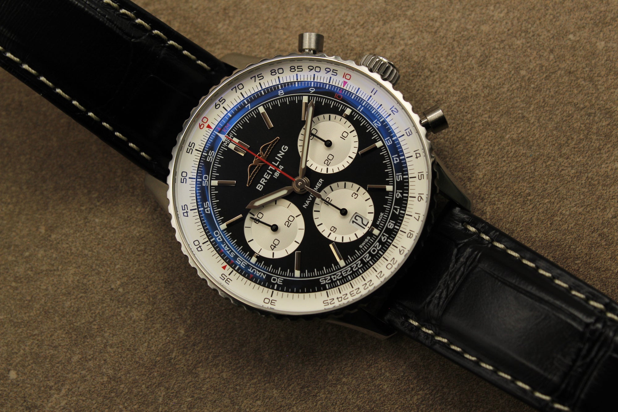 La Breitling Navitimer AB0138 est une icône de l’horlogerie de luxe, reconnue pour son héritage aéronautique. Équipée du mouvement manufacture B01, elle offre précision, fiabilité et robustesse. Son cadran à compteurs multiples et sa lunette à règle à calcul en font un véritable instrument de pilote. En acier inoxydable, elle allie élégance et performance. État proche du neuf, full set avec garantie Breitling