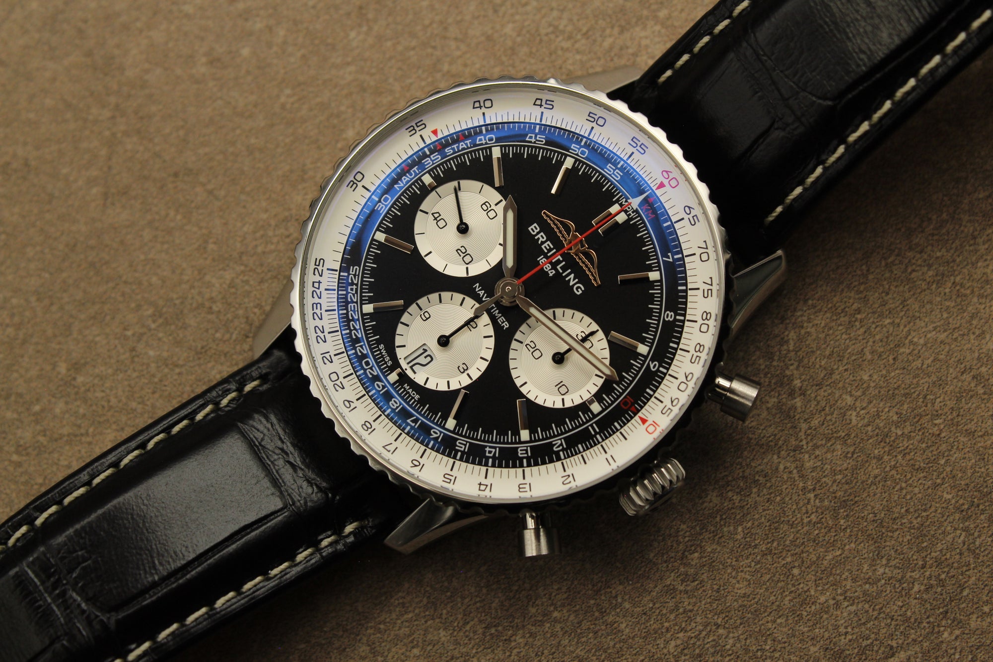 La Breitling Navitimer AB0138 incarne l’excellence horlogère avec son calibre manufacture B01. Ce chronographe automatique garantit précision et durabilité. Son design iconique inspiré de l’aviation, avec règle à calcul, en fait une montre unique. Boîtier acier élégant, état exceptionnel. Vendue complète avec boîte, papiers et garantie en cours.