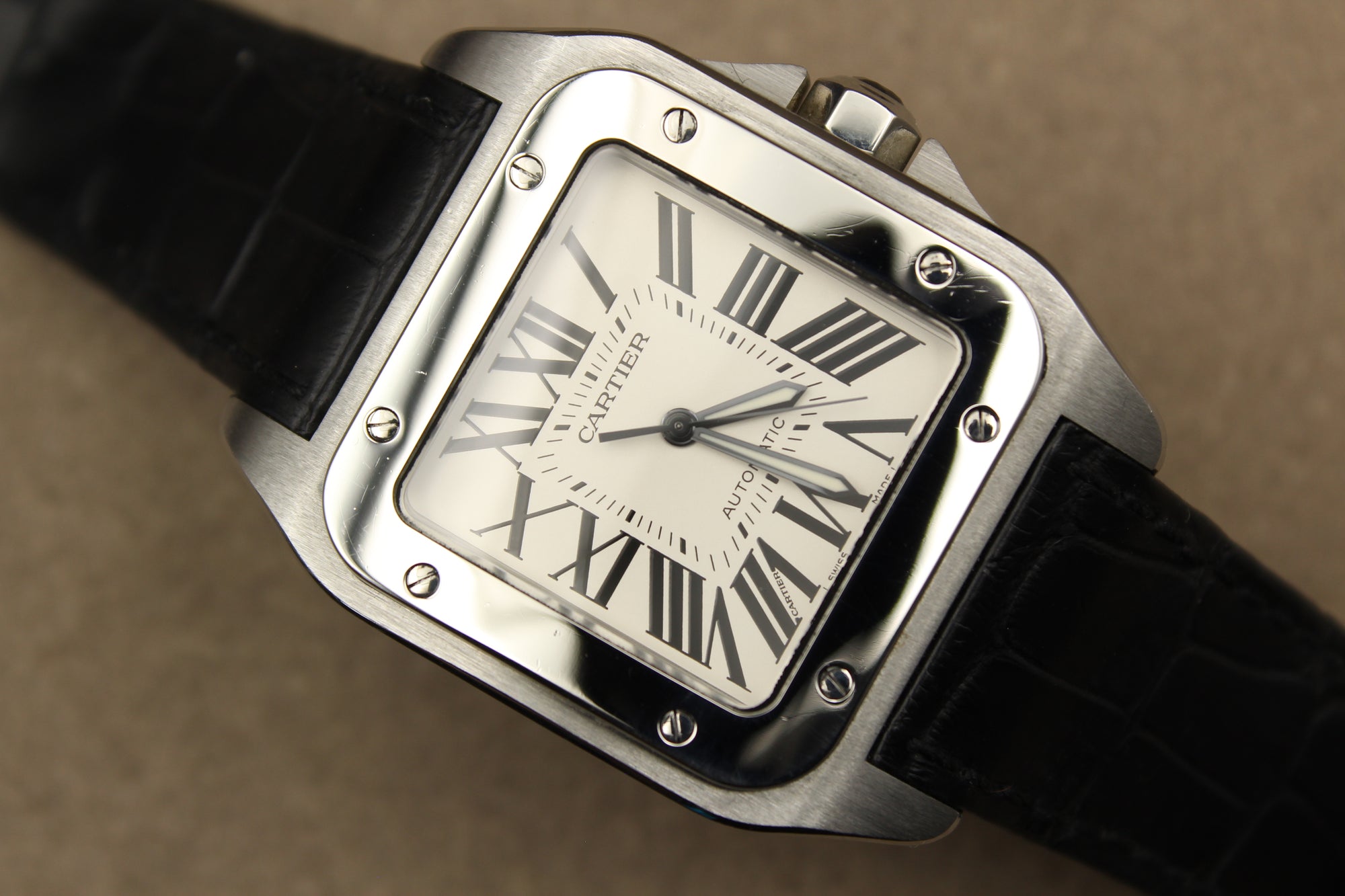Montre Cartier Santos 100 pour homme en acier, vendue par prestigeandtime.com, présentée en occasion authentique en excellent état avec full set, modèle emblématique idéal pour collection ou investissement horloger.