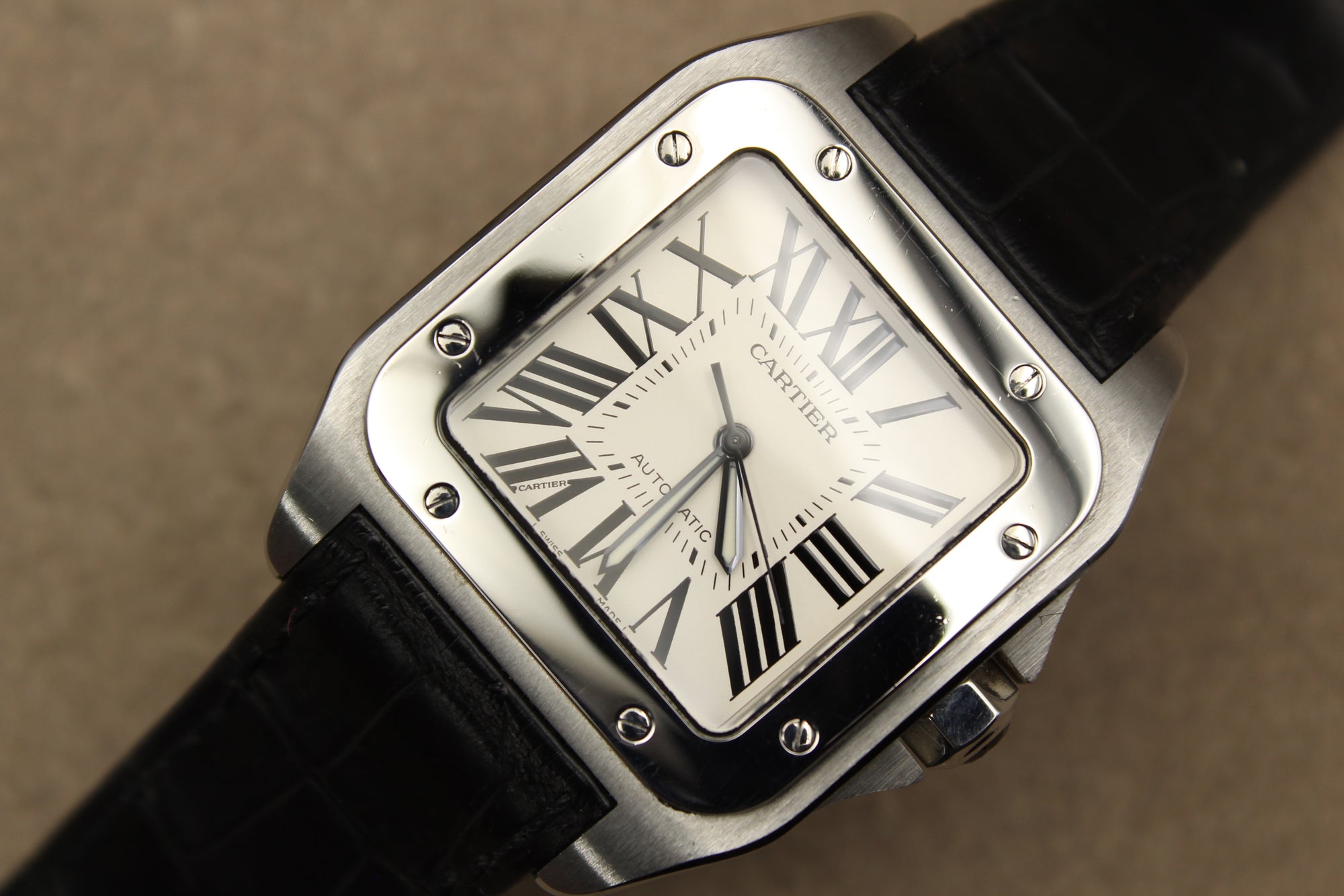 Montre Cartier Santos 100 pour homme en acier, vendue par prestigeandtime.com, présentée en occasion authentique en excellent état avec full set, modèle emblématique idéal pour collection ou investissement horloger.