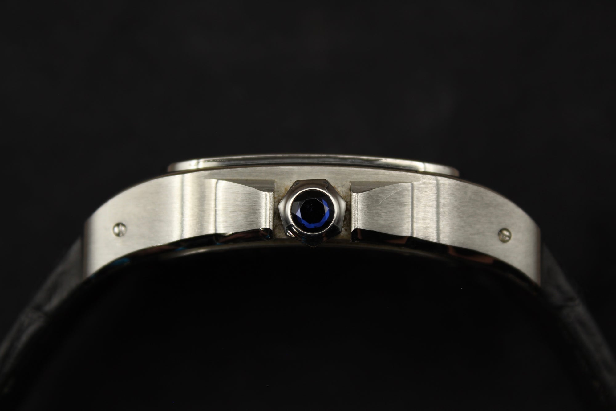 Montre Cartier Santos 100 pour homme en acier, vendue par prestigeandtime.com, présentée en occasion authentique en excellent état avec full set, modèle emblématique idéal pour collection ou investissement horloger.