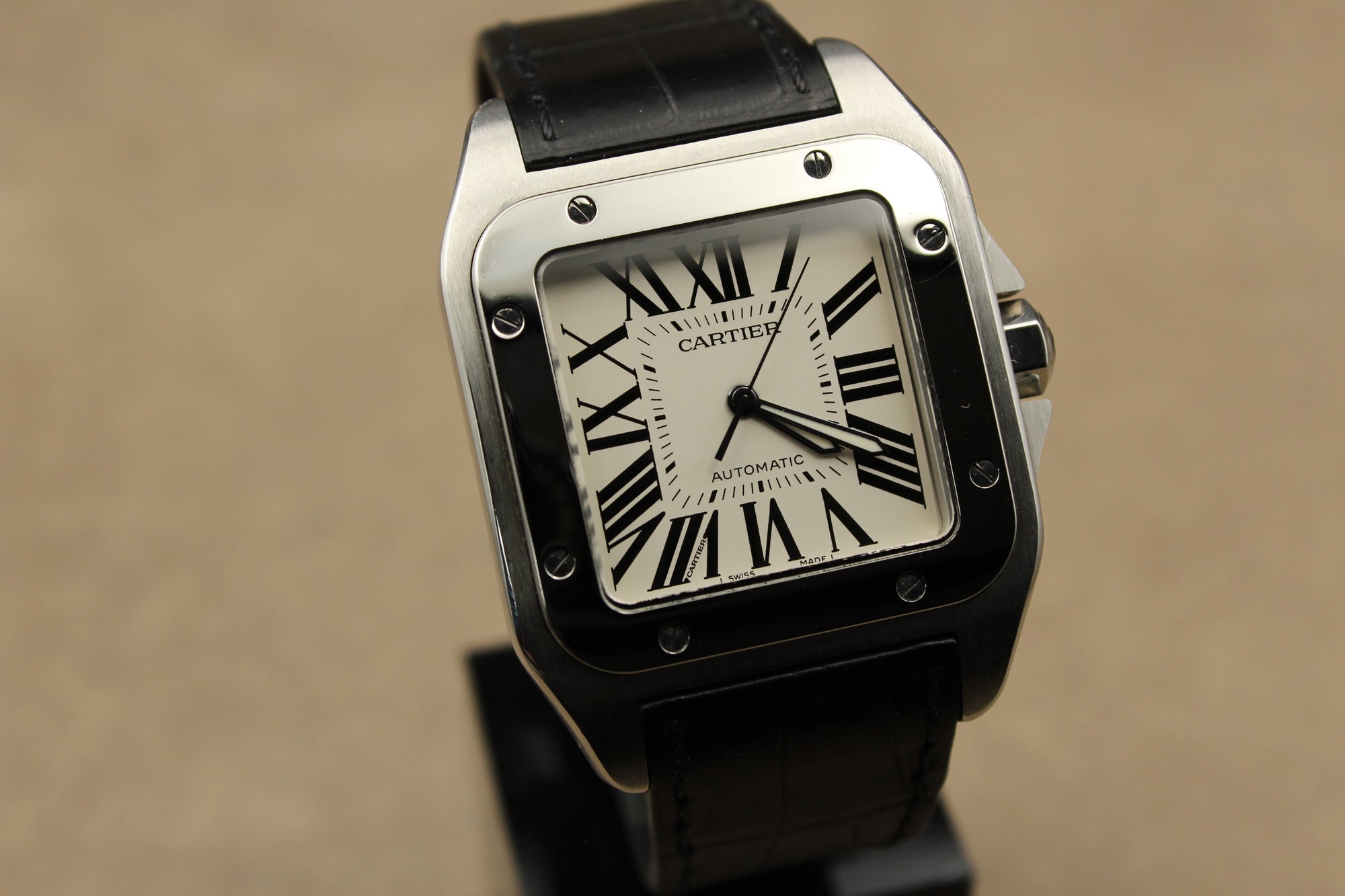 Montre Cartier Santos 100 pour homme en acier, vendue par prestigeandtime.com, présentée en occasion authentique en excellent état avec full set, modèle emblématique idéal pour collection ou investissement horloger.