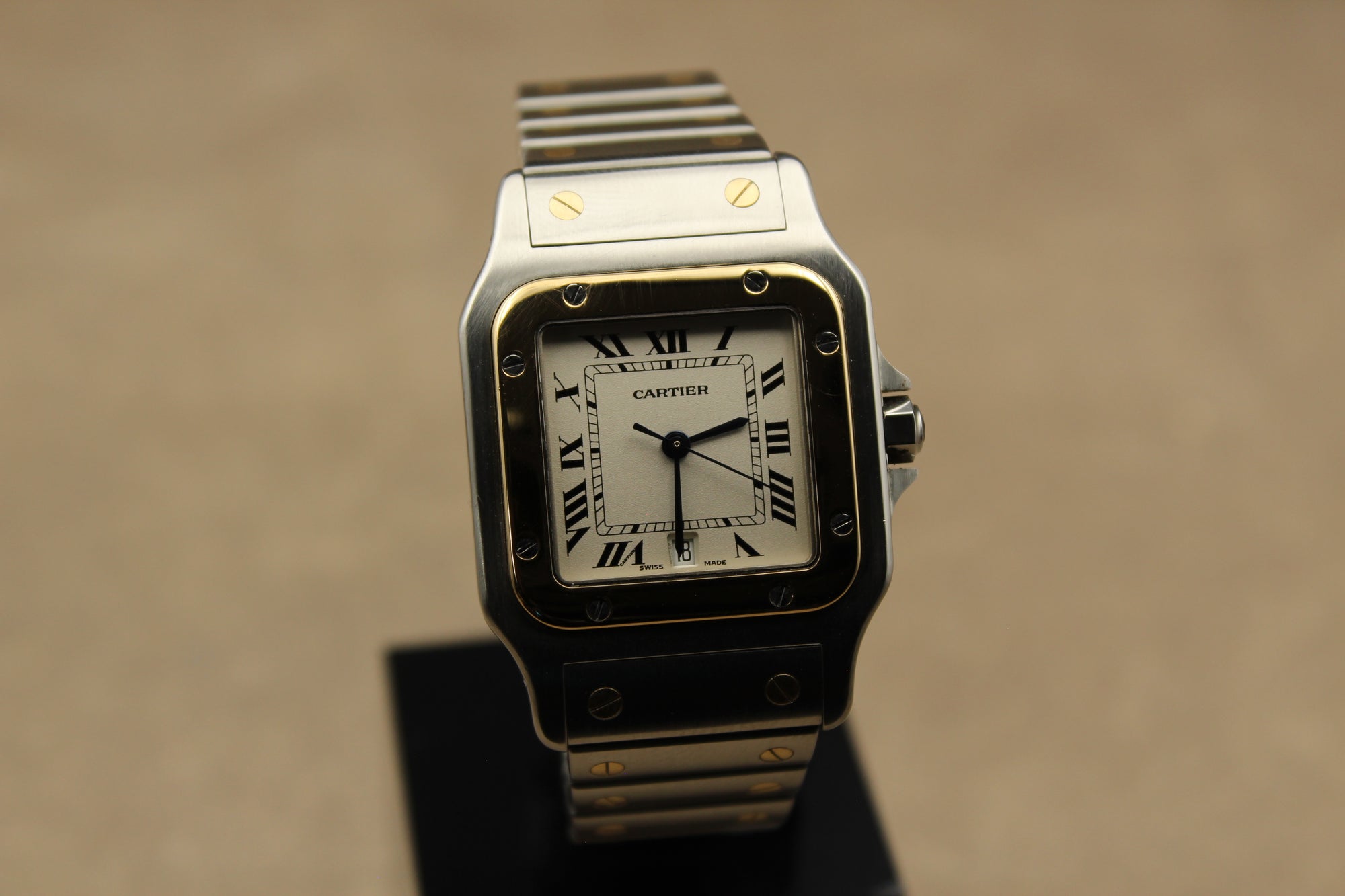 Montre Cartier Santos Galbée pour homme en acier et or, vendue par prestigeandtime.com, présentée en occasion authentique en excellent état avec full set, modèle emblématique idéal pour collection ou investissement horloger.