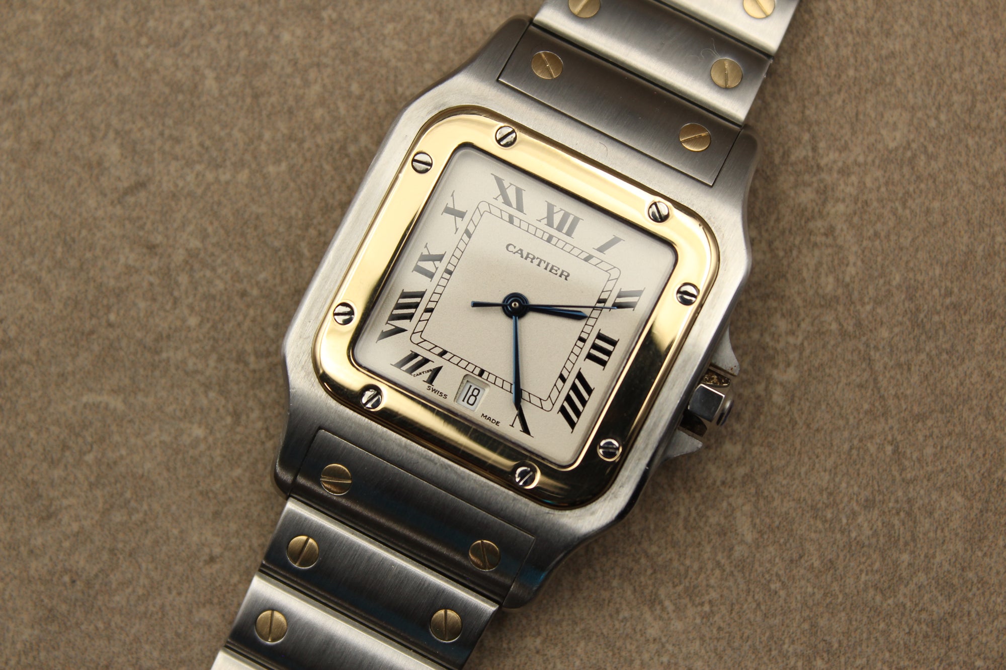 Montre Cartier Santos Galbée pour homme en acier et or, vendue par prestigeandtime.com, présentée en occasion authentique en excellent état avec full set, modèle emblématique idéal pour collection ou investissement horloger.