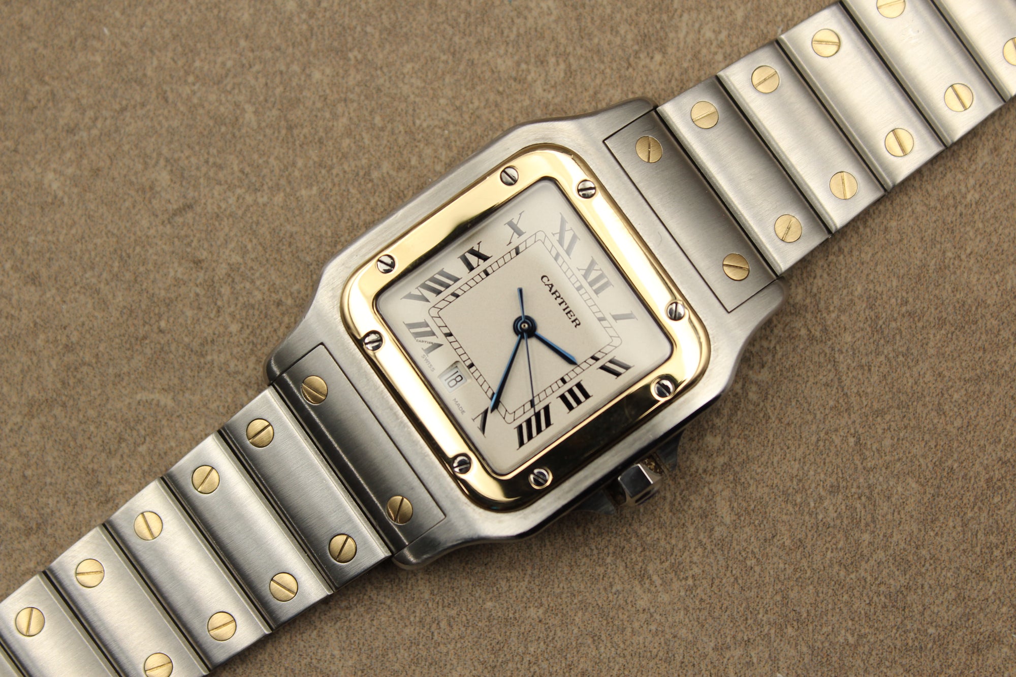 Montre Cartier Santos Galbée pour homme en acier et or, vendue par prestigeandtime.com, présentée en occasion authentique en excellent état avec full set, modèle emblématique idéal pour collection ou investissement horloger.