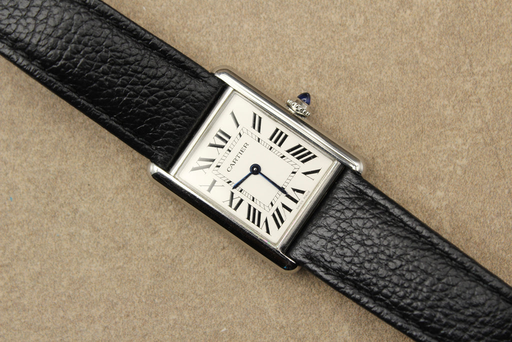 Montre Cartier Tank Must, icône du design français, alliant élégance vintage, authenticité et prestige. Un garde-temps de luxe suisse, classique et raffiné, apprécié des collectionneurs et idéal comme pièce d’investissement.
