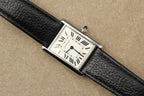 Montre Cartier Tank Must, icône du design français, alliant élégance vintage, authenticité et prestige. Un garde-temps de luxe suisse, classique et raffiné, apprécié des collectionneurs et idéal comme pièce d’investissement.
