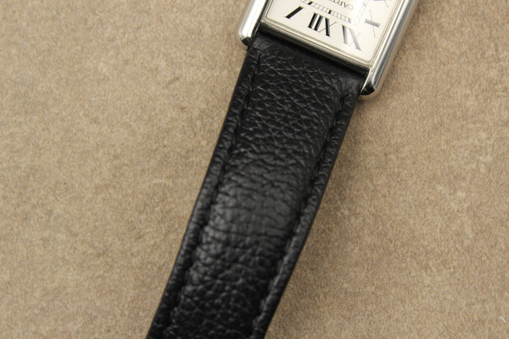 Montre Cartier Tank Must, icône du design français, alliant élégance vintage, authenticité et prestige. Un garde-temps de luxe suisse, classique et raffiné, apprécié des collectionneurs et idéal comme pièce d’investissement.