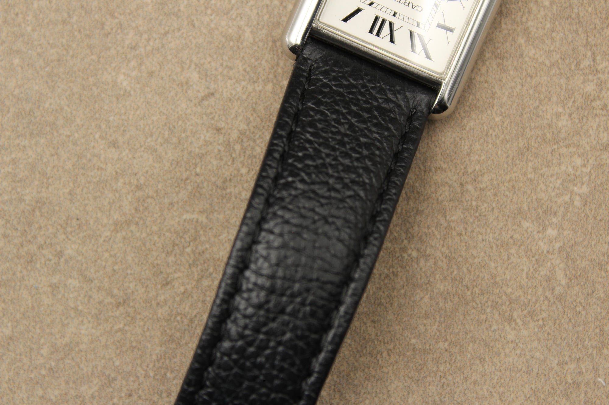 Montre Cartier Tank Must, icône du design français, alliant élégance vintage, authenticité et prestige. Un garde-temps de luxe suisse, classique et raffiné, apprécié des collectionneurs et idéal comme pièce d’investissement.