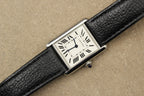 Montre Cartier Tank Must, icône du design français, alliant élégance vintage, authenticité et prestige. Un garde-temps de luxe suisse, classique et raffiné, apprécié des collectionneurs et idéal comme pièce d’investissement.