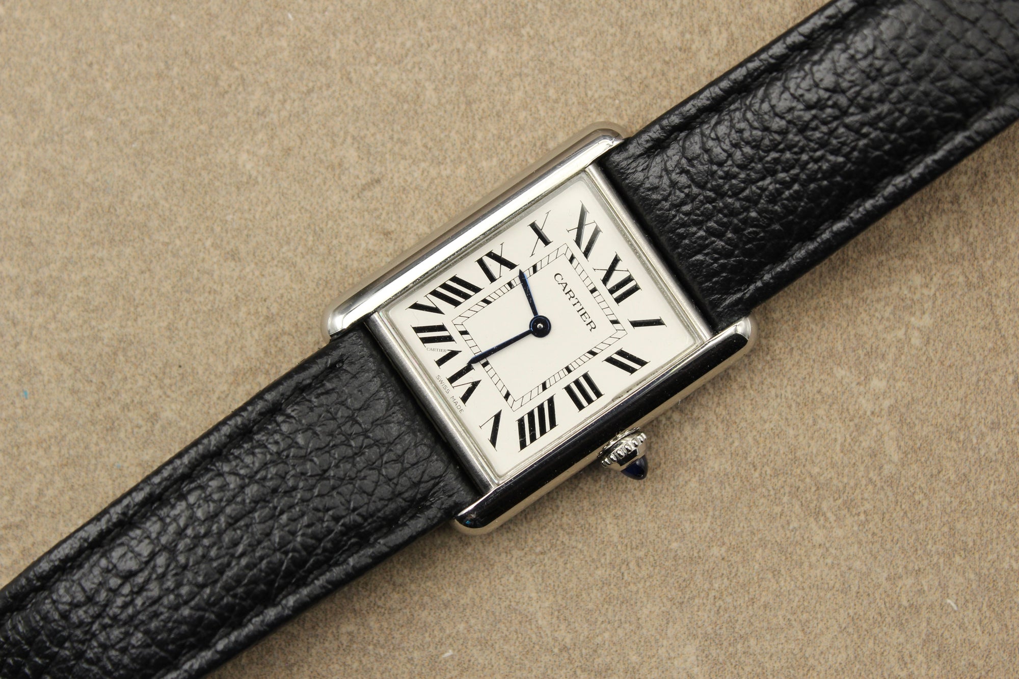 Montre Cartier Tank Must, icône du design français, alliant élégance vintage, authenticité et prestige. Un garde-temps de luxe suisse, classique et raffiné, apprécié des collectionneurs et idéal comme pièce d’investissement.