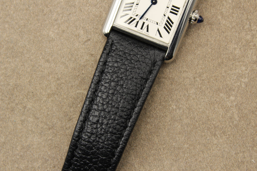 Montre Cartier Tank Must, icône du design français, alliant élégance vintage, authenticité et prestige. Un garde-temps de luxe suisse, classique et raffiné, apprécié des collectionneurs et idéal comme pièce d’investissement.