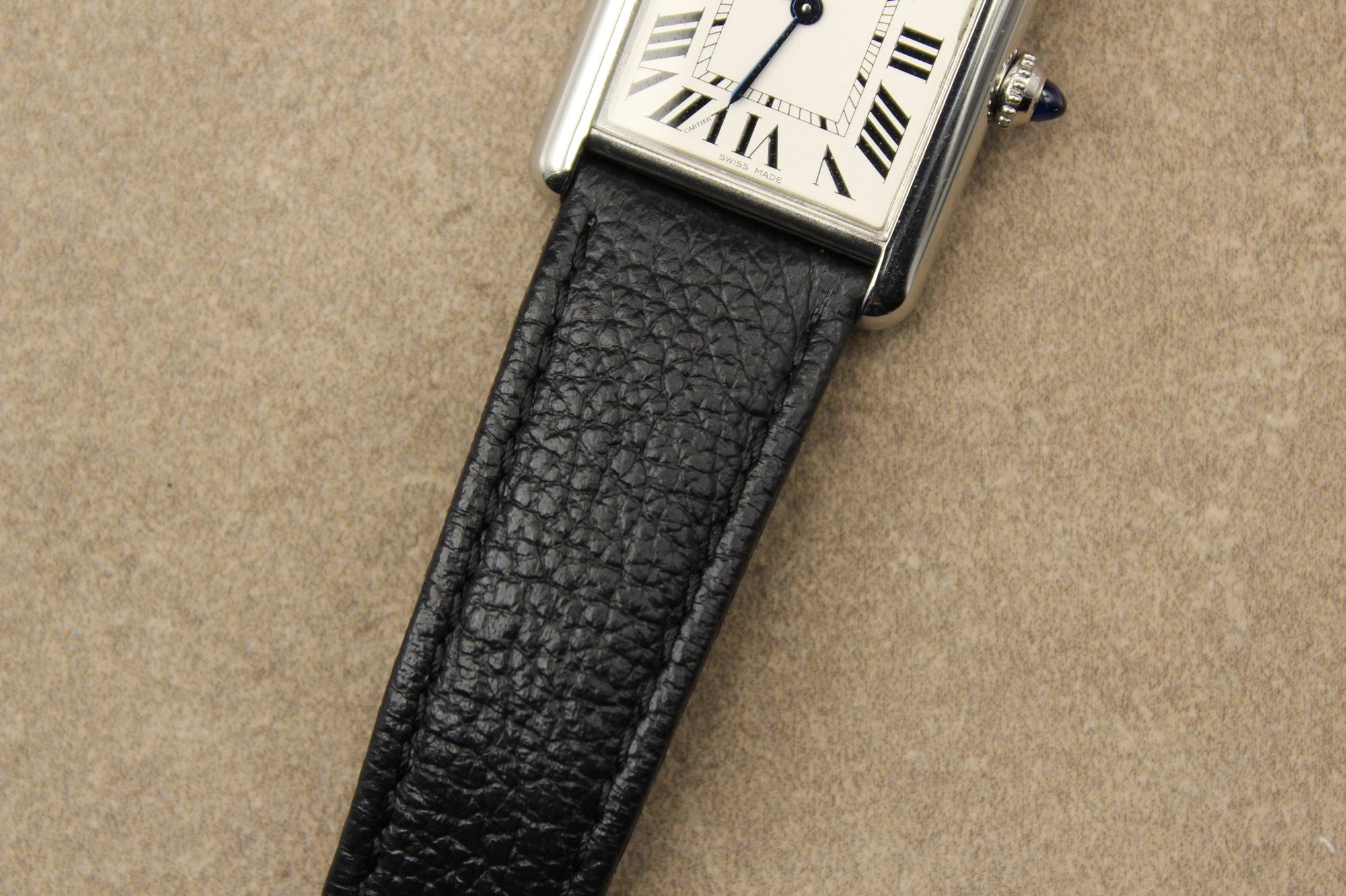 Montre Cartier Tank Must, icône du design français, alliant élégance vintage, authenticité et prestige. Un garde-temps de luxe suisse, classique et raffiné, apprécié des collectionneurs et idéal comme pièce d’investissement.