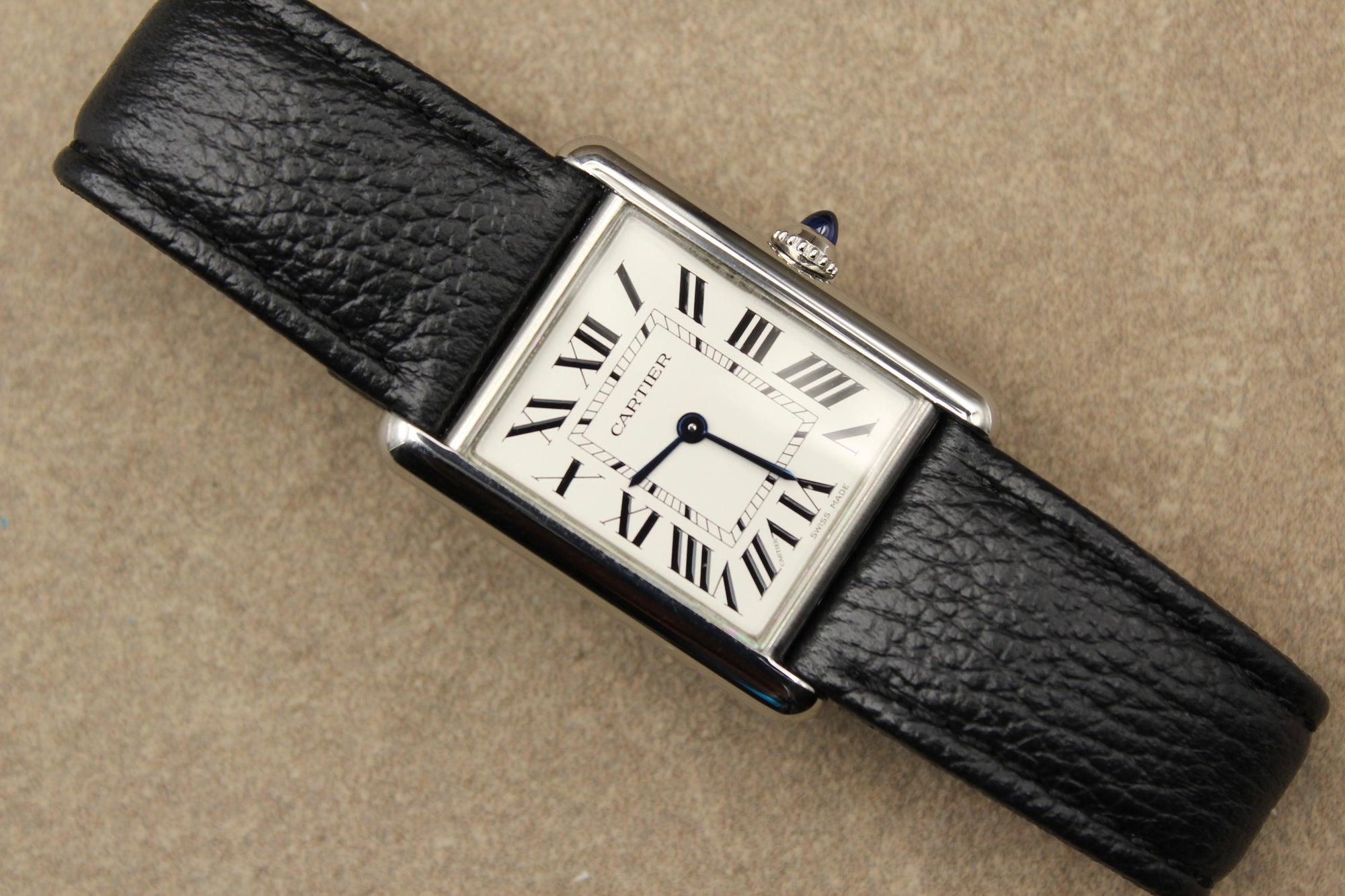 Montre Cartier Tank Must, icône du design français, alliant élégance vintage, authenticité et prestige. Un garde-temps de luxe suisse, classique et raffiné, apprécié des collectionneurs et idéal comme pièce d’investissement.