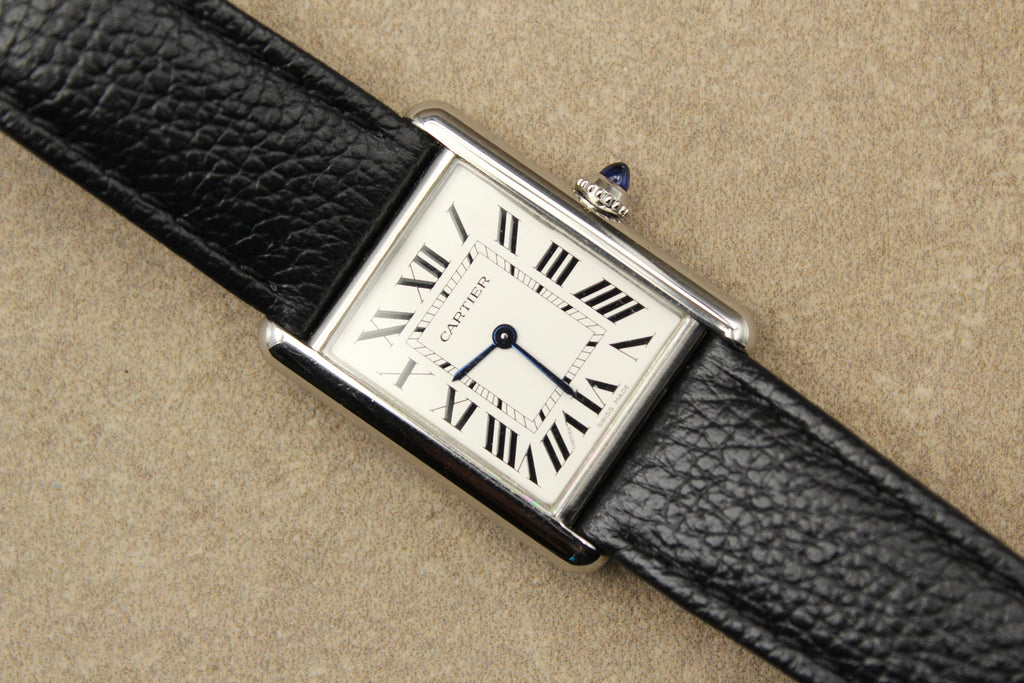 Montre Cartier Tank Must, icône du design français, alliant élégance vintage, authenticité et prestige. Un garde-temps de luxe suisse, classique et raffiné, apprécié des collectionneurs et idéal comme pièce d’investissement.