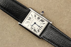 Montre Cartier Tank Must, icône du design français, alliant élégance vintage, authenticité et prestige. Un garde-temps de luxe suisse, classique et raffiné, apprécié des collectionneurs et idéal comme pièce d’investissement.