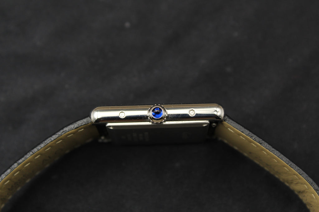 Montre Cartier Tank Must, icône du design français, alliant élégance vintage, authenticité et prestige. Un garde-temps de luxe suisse, classique et raffiné, apprécié des collectionneurs et idéal comme pièce d’investissement.