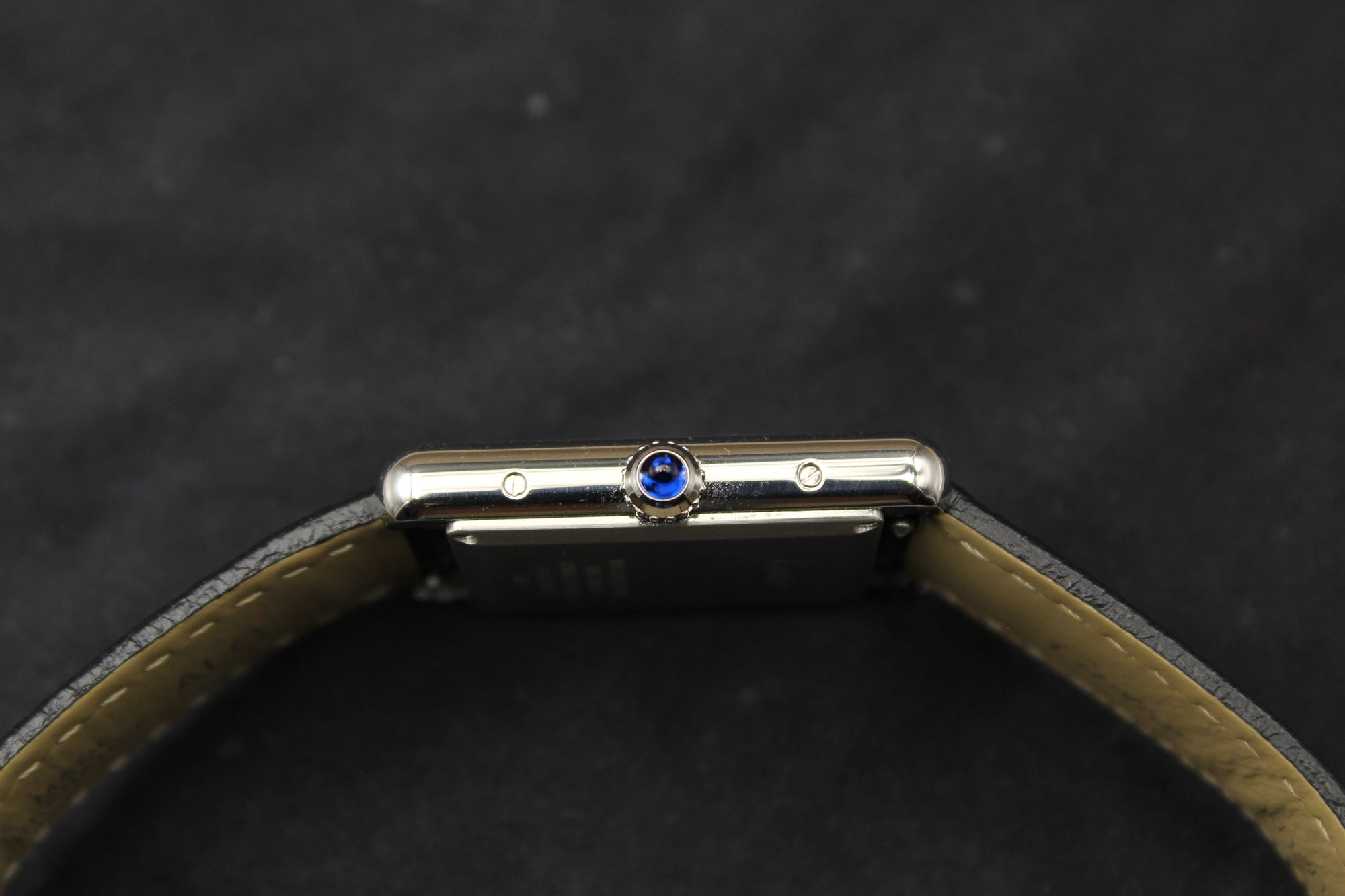 Montre Cartier Tank Must, icône du design français, alliant élégance vintage, authenticité et prestige. Un garde-temps de luxe suisse, classique et raffiné, apprécié des collectionneurs et idéal comme pièce d’investissement.