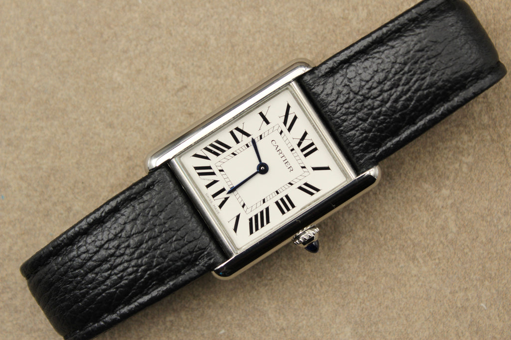 Montre Cartier Tank Must, icône du design français, alliant élégance vintage, authenticité et prestige. Un garde-temps de luxe suisse, classique et raffiné, apprécié des collectionneurs et idéal comme pièce d’investissement.