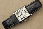 Montre Cartier Tank Must, icône du design français, alliant élégance vintage, authenticité et prestige. Un garde-temps de luxe suisse, classique et raffiné, apprécié des collectionneurs et idéal comme pièce d’investissement.