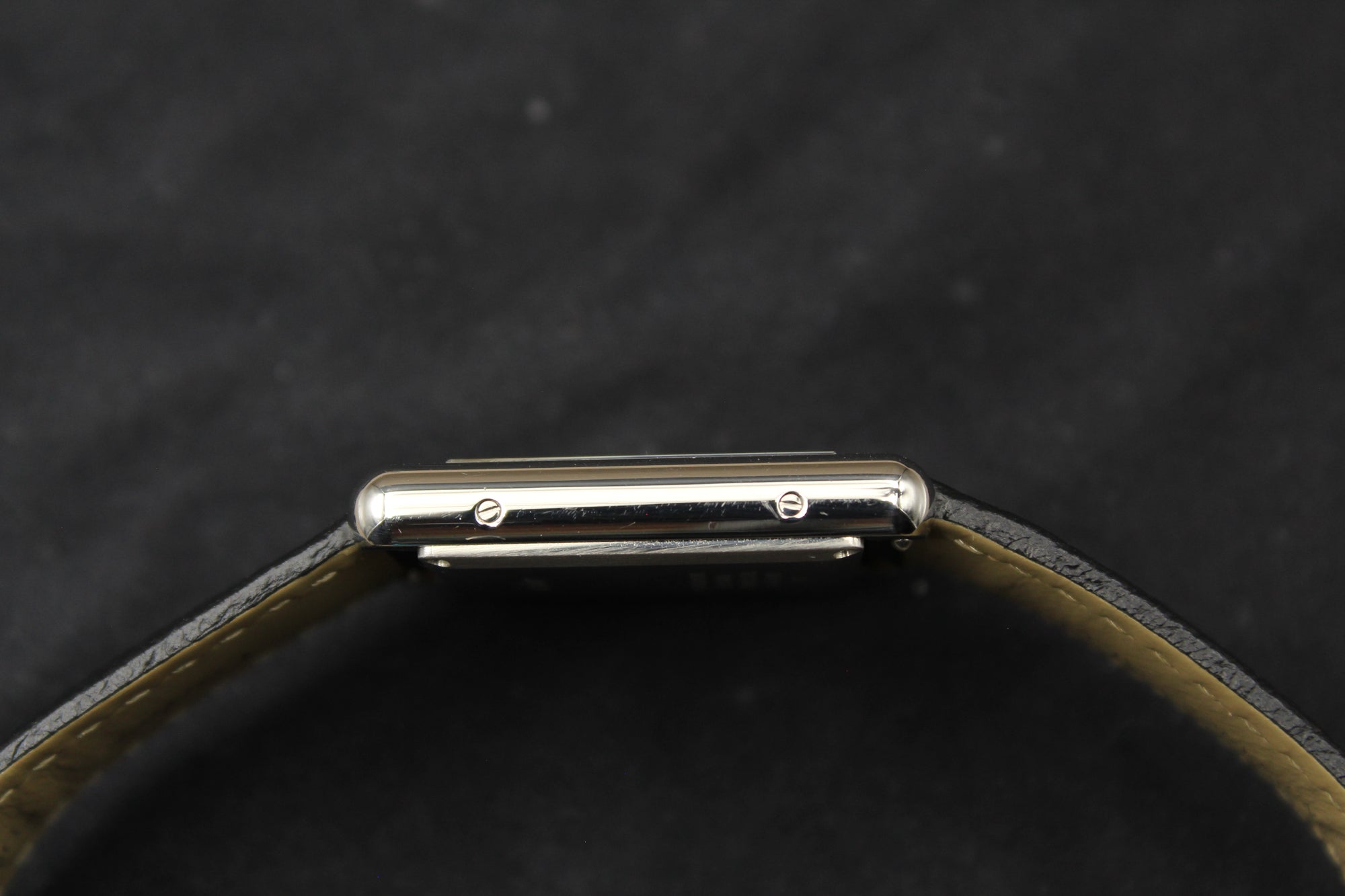 Montre Cartier Tank Must, icône du design français, alliant élégance vintage, authenticité et prestige. Un garde-temps de luxe suisse, classique et raffiné, apprécié des collectionneurs et idéal comme pièce d’investissement.