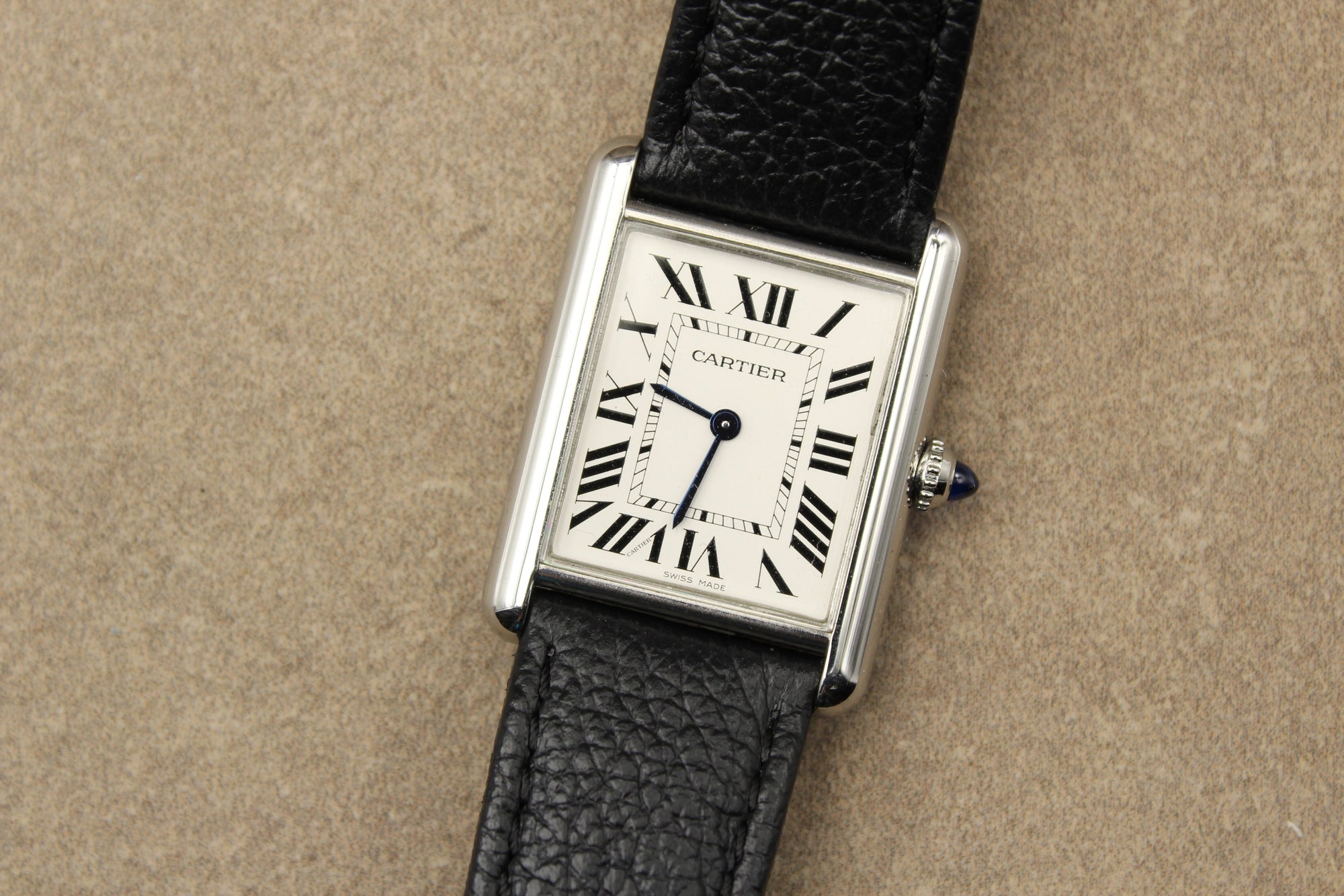Montre Cartier Tank Must, icône du design français, alliant élégance vintage, authenticité et prestige. Un garde-temps de luxe suisse, classique et raffiné, apprécié des collectionneurs et idéal comme pièce d’investissement.