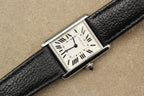Montre Cartier Tank Must, icône du design français, alliant élégance vintage, authenticité et prestige. Un garde-temps de luxe suisse, classique et raffiné, apprécié des collectionneurs et idéal comme pièce d’investissement.