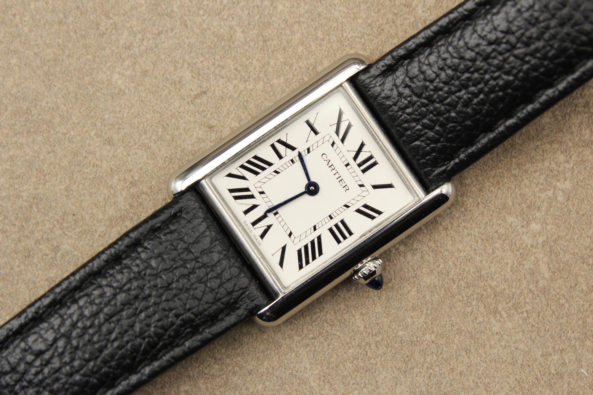 Montre Cartier Tank Must, icône du design français, alliant élégance vintage, authenticité et prestige. Un garde-temps de luxe suisse, classique et raffiné, apprécié des collectionneurs et idéal comme pièce d’investissement.