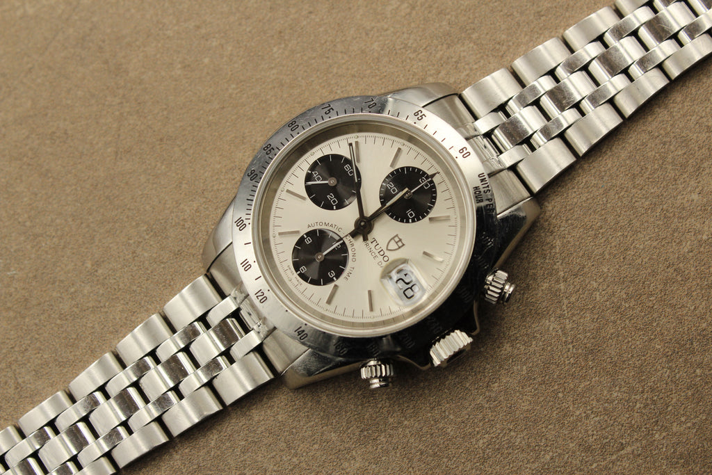Détail des poussoirs chronographe et couronne de la Tudor Prince Date 79280P, finition acier premium et conception robuste typique des montres sport luxe suisses | Detail of chronograph pushers and crown on Tudor Prince Date 79280P, premium steel finishing and robust construction typical of Swiss luxury sport watches