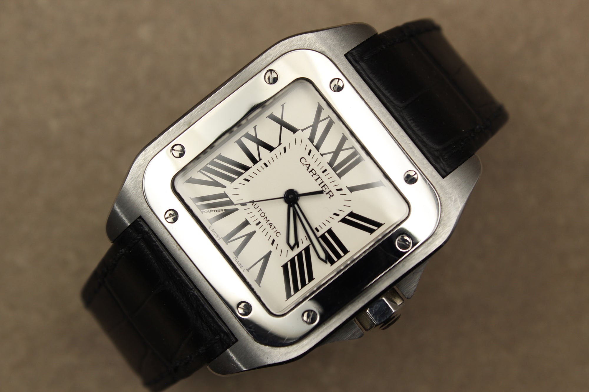 Montre Cartier Santos 100 pour homme en acier, vendue par prestigeandtime.com, présentée en occasion authentique en excellent état avec full set, modèle emblématique idéal pour collection ou investissement horloger.