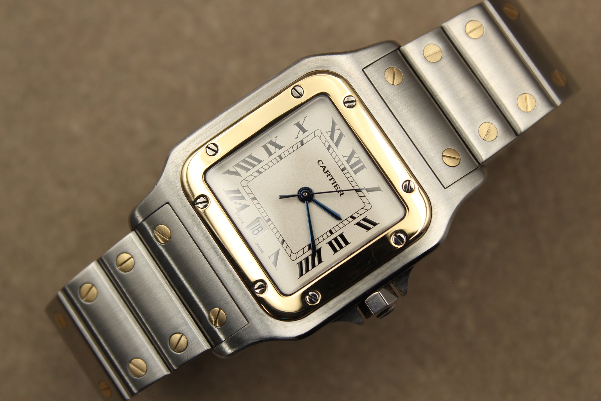 Montre Cartier Santos Galbée pour homme en acier et or, vendue par prestigeandtime.com, présentée en occasion authentique en excellent état avec full set, modèle emblématique idéal pour collection ou investissement horloger.